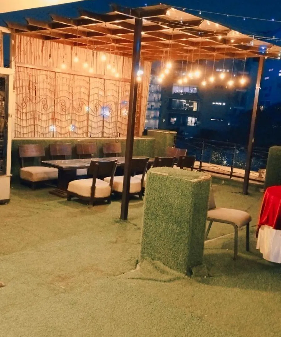 Hotel Elite Sector 45 I Gurgaon Central I Couple Friendly 3*,